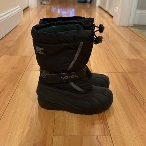 Kids insulated Sorel snow boots. Size 1.